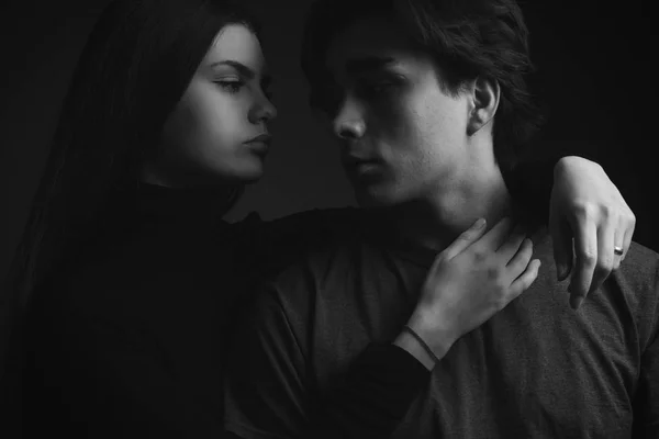 Junges Verliebtes Paar Posiert Studio Zurückhaltend Schwarz Weiß — Stockfoto