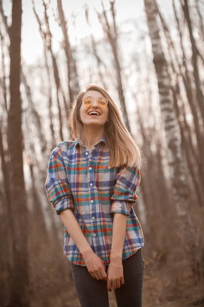 Mladá Žena Kráčí Podzimním Lese Směje — Stock fotografie