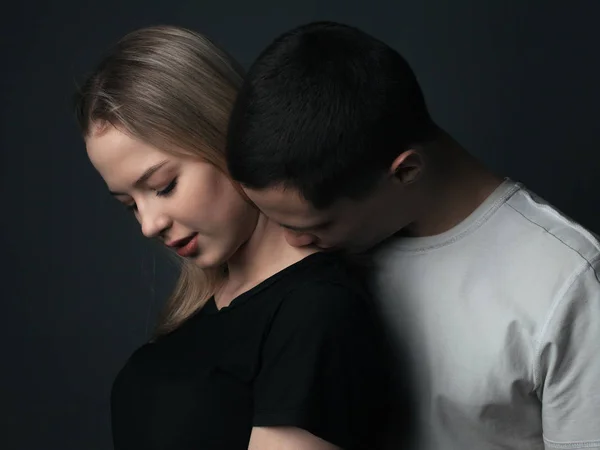 Jovem Casal Apaixonado Estúdio — Fotografia de Stock