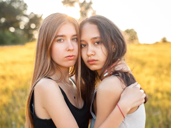 Dos Mejores Amigos Abrazándose Aire Libre Bajo Luz Del Día — Foto de Stock