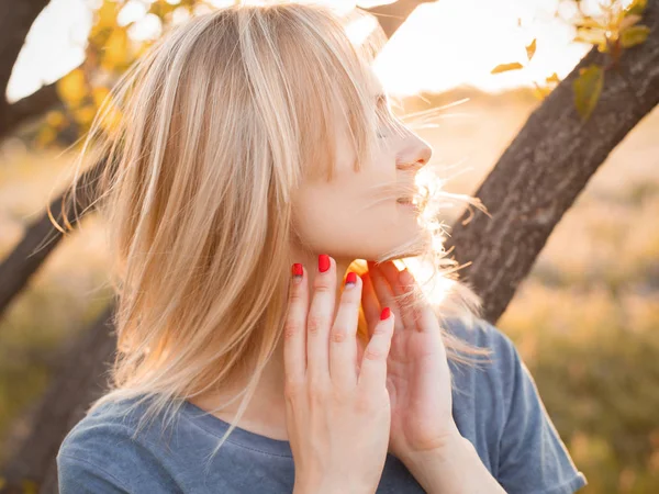 Porträtt Blond Ung Kvinna Nära Trädet Solljus Närbild — Stockfoto