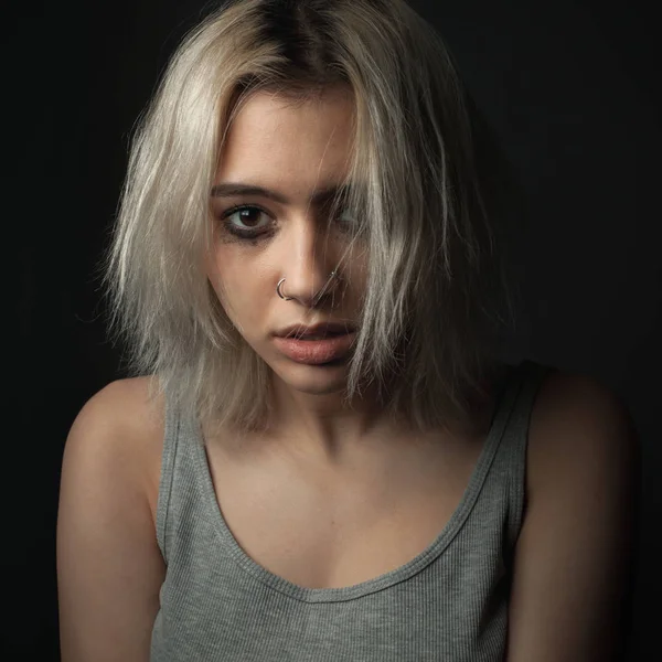 Makyajlı üzgün bir kadının portresi. Kapat.