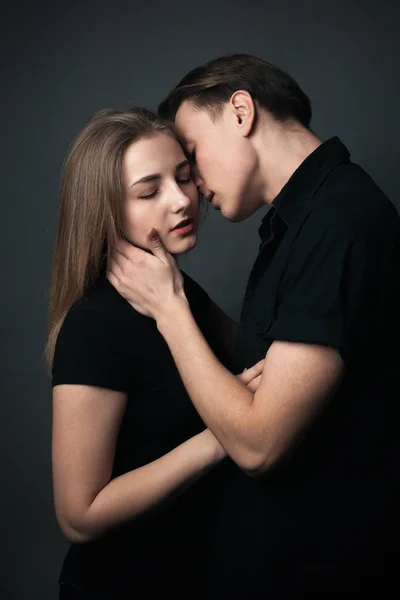 Junger Mann Und Frau Küssen Sich Studio — Stockfoto