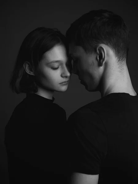 Young Couple Posing Studio Low Key Black White — Stock Photo, Image