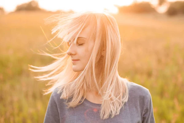 Porträt Einer Jungen Frau Mit Blonden Haaren Freien Bei Sonnenuntergang — Stockfoto