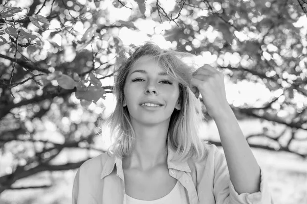 Retrato Una Joven Sonriente Cerca Del Árbol Blanco Negro —  Fotos de Stock