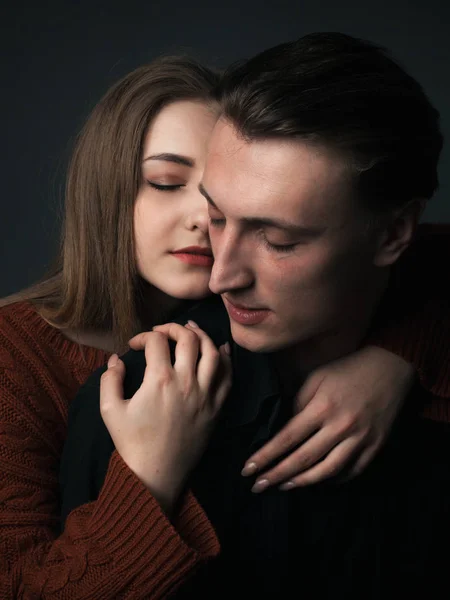 Jong Paar Liefde Poseren Studio — Stockfoto