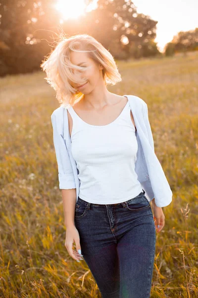 Young Happy Woman Walking Outdoors Sunset Light Flare — Stockfoto