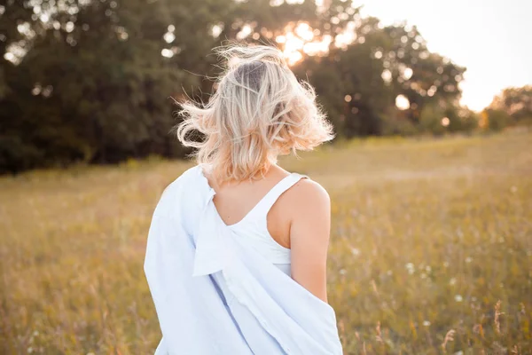 Ung Kvinna Skjorta Går Utomhus Solnedgången Ljus Tillbaka — Stockfoto