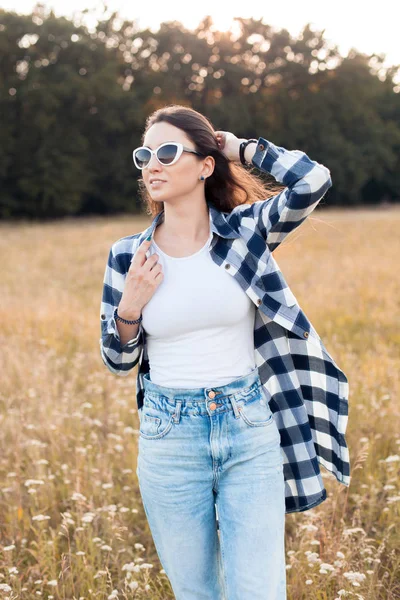 Ung Vacker Kvinna Solglasögon Går Höstfältet — Stockfoto