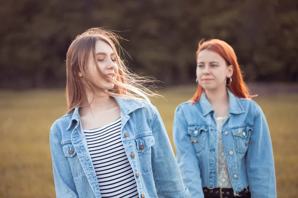 Dos Mejores Amigos Caminando Divirtiéndose Aire Libre —  Fotos de Stock