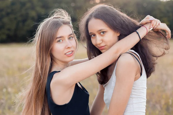 Dvě Šťastné Mladé Ženy Objímající Venku Nejlepší Přátelé — Stock fotografie