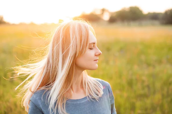 Junge Schöne Frau Mit Wind Flatternden Haaren Sonnenuntergang — Stockfoto