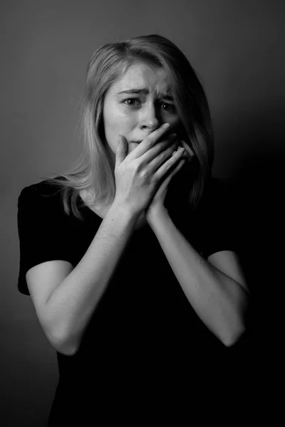 Retrato Menina Chorando Assustada Preto Branco — Fotografia de Stock