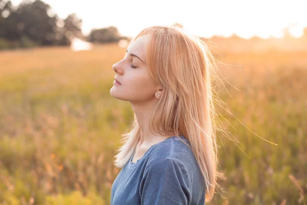 Uma Bela Jovem Mulher Andando Livre Pôr Sol — Fotografia de Stock