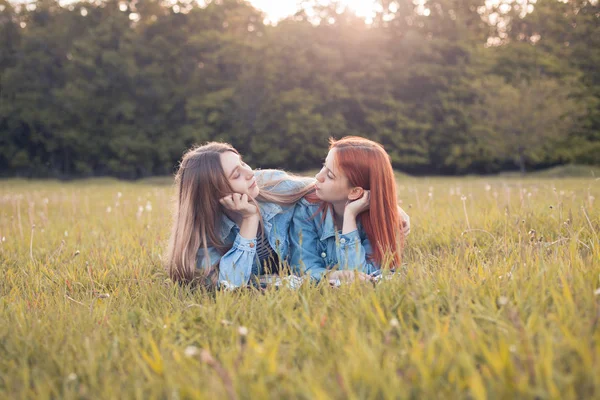 Två Flickor Ligger Gräset Och Tittar Varandra Bästa Vänner — Stockfoto