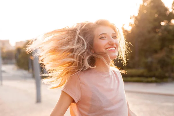 Heureuse Jeune Femme Qui Amuse Dans Rue — Photo