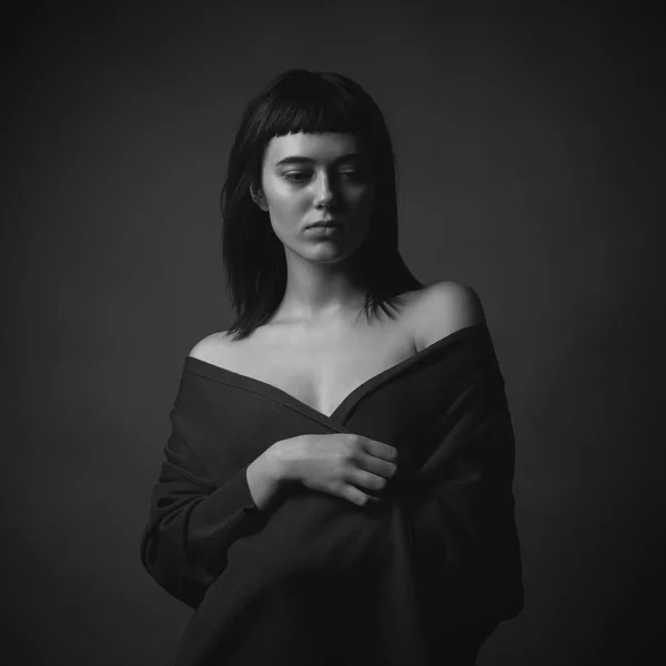 Çıplak Omuzlu Güzel Bir Genç Kadının Portresi Siyah Beyaz — Stok fotoğraf