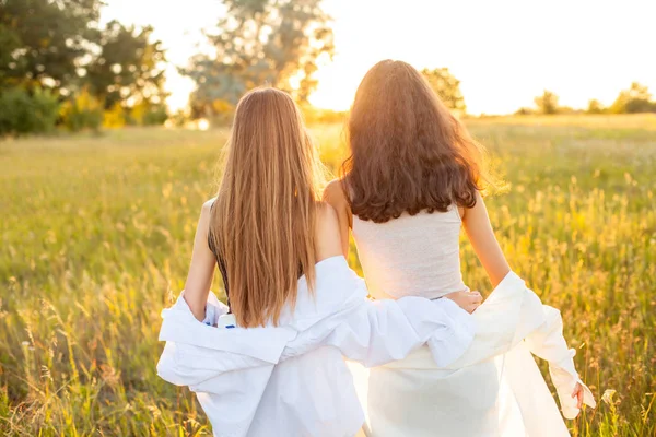 Dvě Mladé Ženy Bílých Košilích Jdou Při Západu Slunce Ven — Stock fotografie