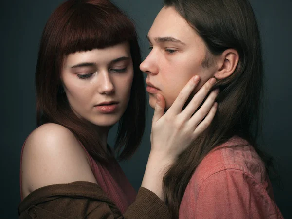 Aşık tutkulu bir çift. Stüdyo resmi.