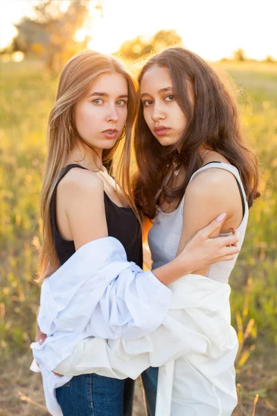 Két Fehér Inges Lány Áll Együtt Szabadban Napnyugtakor Legjobb Barátok — Stock Fotó