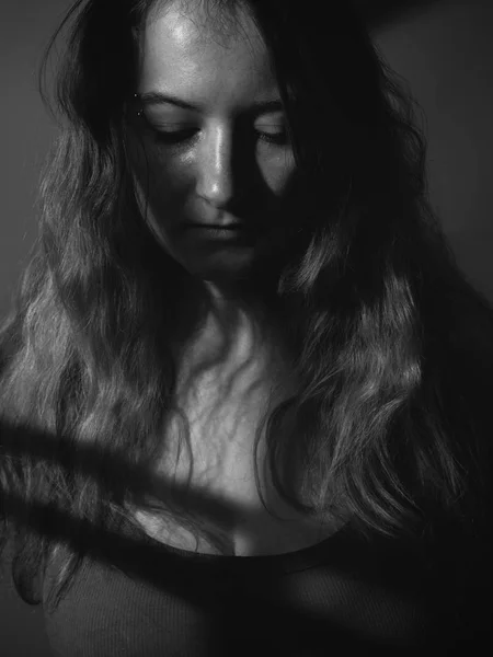 Retrato Mujer Depresión Cerca Blanco Negro — Foto de Stock