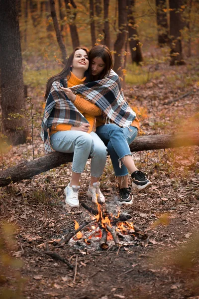 Dvě Mladé Ženy Sedící Lese Poblíž Táboráku Nejlepší Přátelé — Stock fotografie