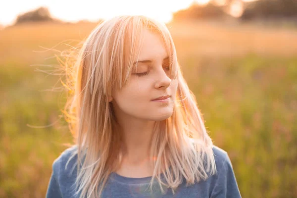 Junge Frau Mit Strömenden Blonden Haaren Freien Bei Sonnenuntergang Nahaufnahme — Stockfoto
