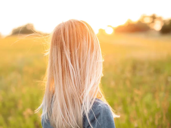 Ung Kvinna Med Vackert Blont Hår Tittar Solnedgången — Stockfoto