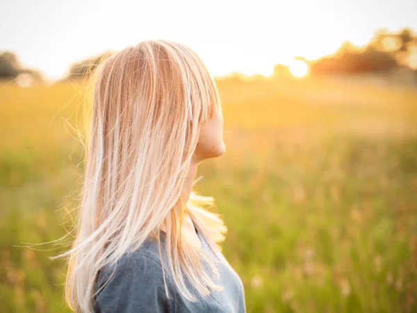 Junge Frau Mit Schönen Blonden Haaren Schaut Auf Den Sonnenuntergang — Stockfoto