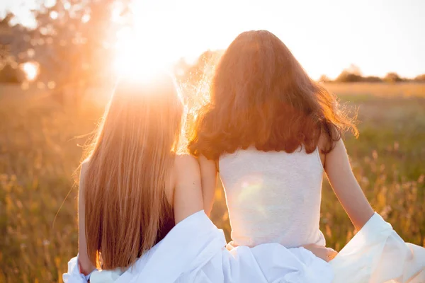 Dos Chicas Con Camisas Blancas Mirando Atardecer Mejores Amigos —  Fotos de Stock