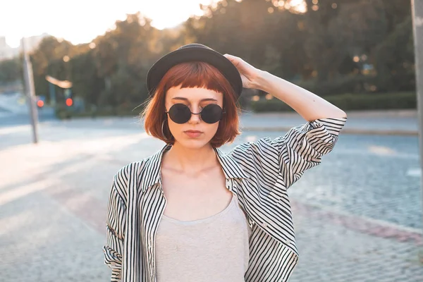 Jonge Mooie Vrouw Zonnebril Lopen Door Straat Avond — Stockfoto