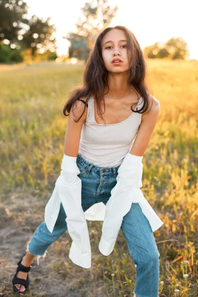 Красивая Молодая Женщина Белой Рубашке Позирует Улице Закате — стоковое фото