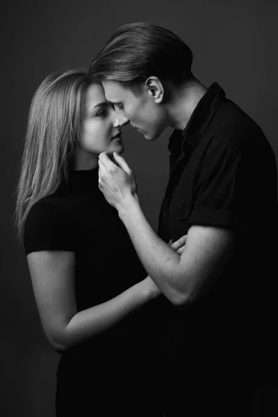 Νεαρός Άντρας Και Γυναίκα Φιλιούνται Στο Στούντιο Μαύρο Και Άσπρο — Φωτογραφία Αρχείου