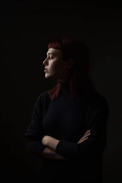 Porträtt Ung Kvinna Profil Låg Nyckel — Stockfoto