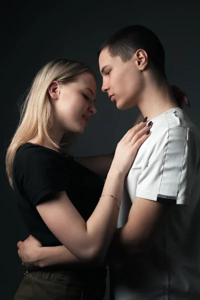 Jovem Homem Menina Posando Estúdio — Fotografia de Stock