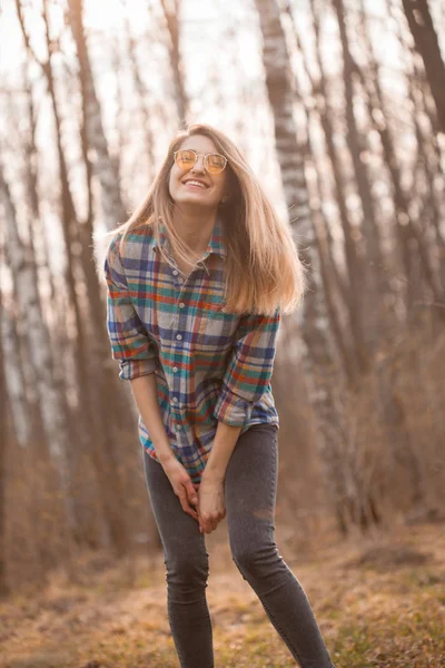 Jovem Feliz Andando Bosque Bétula Outono Noite — Fotografia de Stock