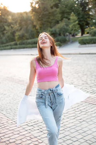 Счастливая Молодая Женщина Ходит Улице Солнечным Светом — стоковое фото