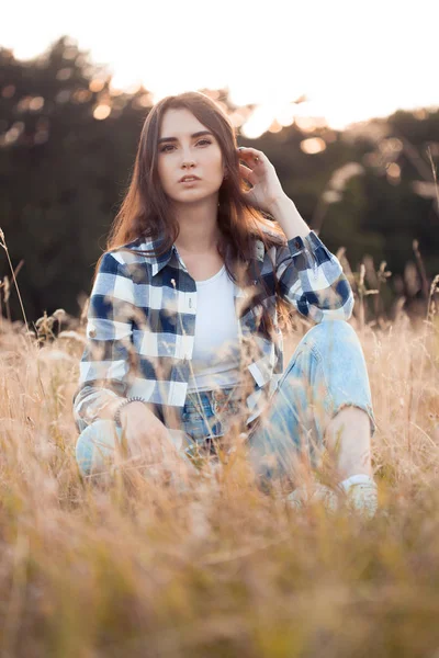 Jonge Mooie Vrouw Geruite Shirt Zittend Gras Buiten — Stockfoto