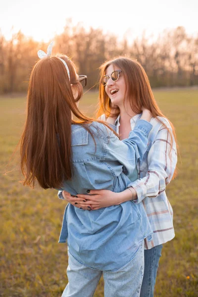 Dos Mujeres Jóvenes Abrazándose Aire Libre Por Noche Mejores Amigos —  Fotos de Stock