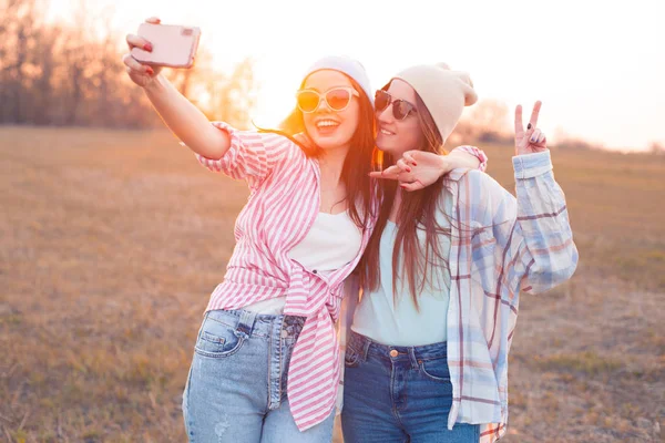 Dos Mujeres Jóvenes Disparando Srlfie Aire Libre Atardecer Mejores Amigos —  Fotos de Stock