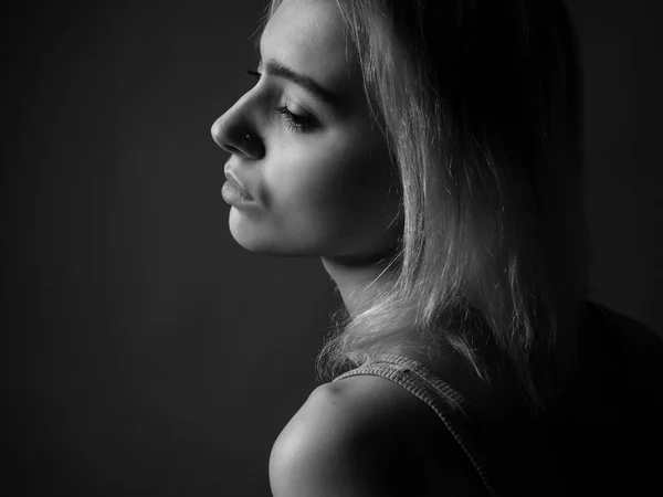 Portret Dziewczyny Studio Czarno Białym Profil — Zdjęcie stockowe