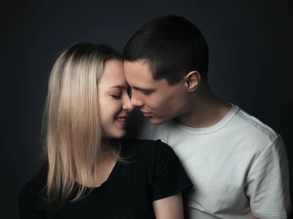 Jovem Casal Beijando Estúdio — Fotografia de Stock