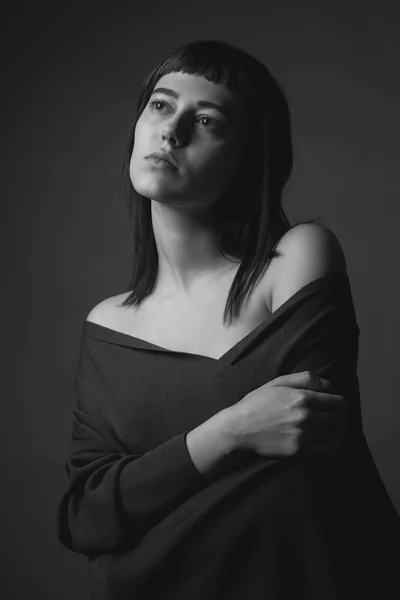 Stüdyoda Çıplak Poz Veren Genç Bir Kadın Siyah Beyaz — Stok fotoğraf
