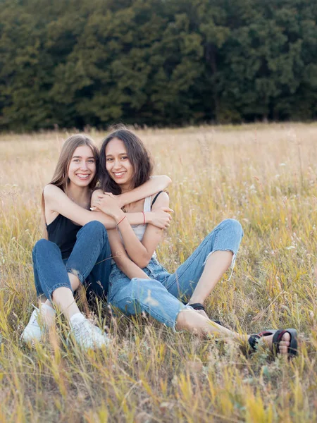 Dos Mujeres Jóvenes Sentadas Hierba Sonriendo — Foto de Stock