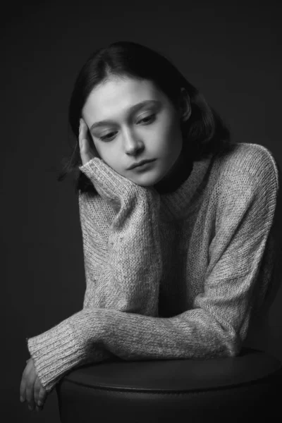 Retrato Una Joven Linda Triste Suéter Blanco Negro —  Fotos de Stock