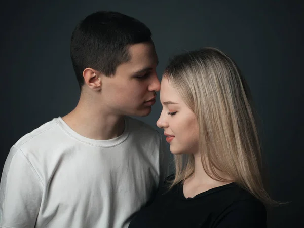 Jeune Beau Couple Amoureux Posant Studio — Photo