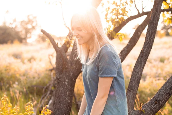 Счастливая Молодая Женщина Гуляющая Природе Солнечным Светом — стоковое фото