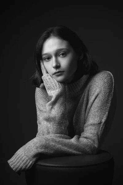 Retrato Uma Jovem Triste Camisola Preto Branco — Fotografia de Stock