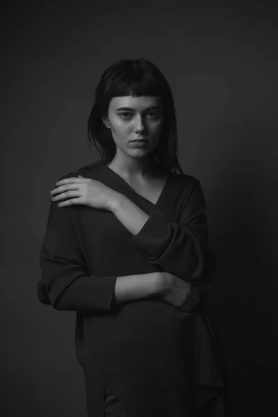 Mujer Joven Con Abrigo Retrato Blanco Negro —  Fotos de Stock